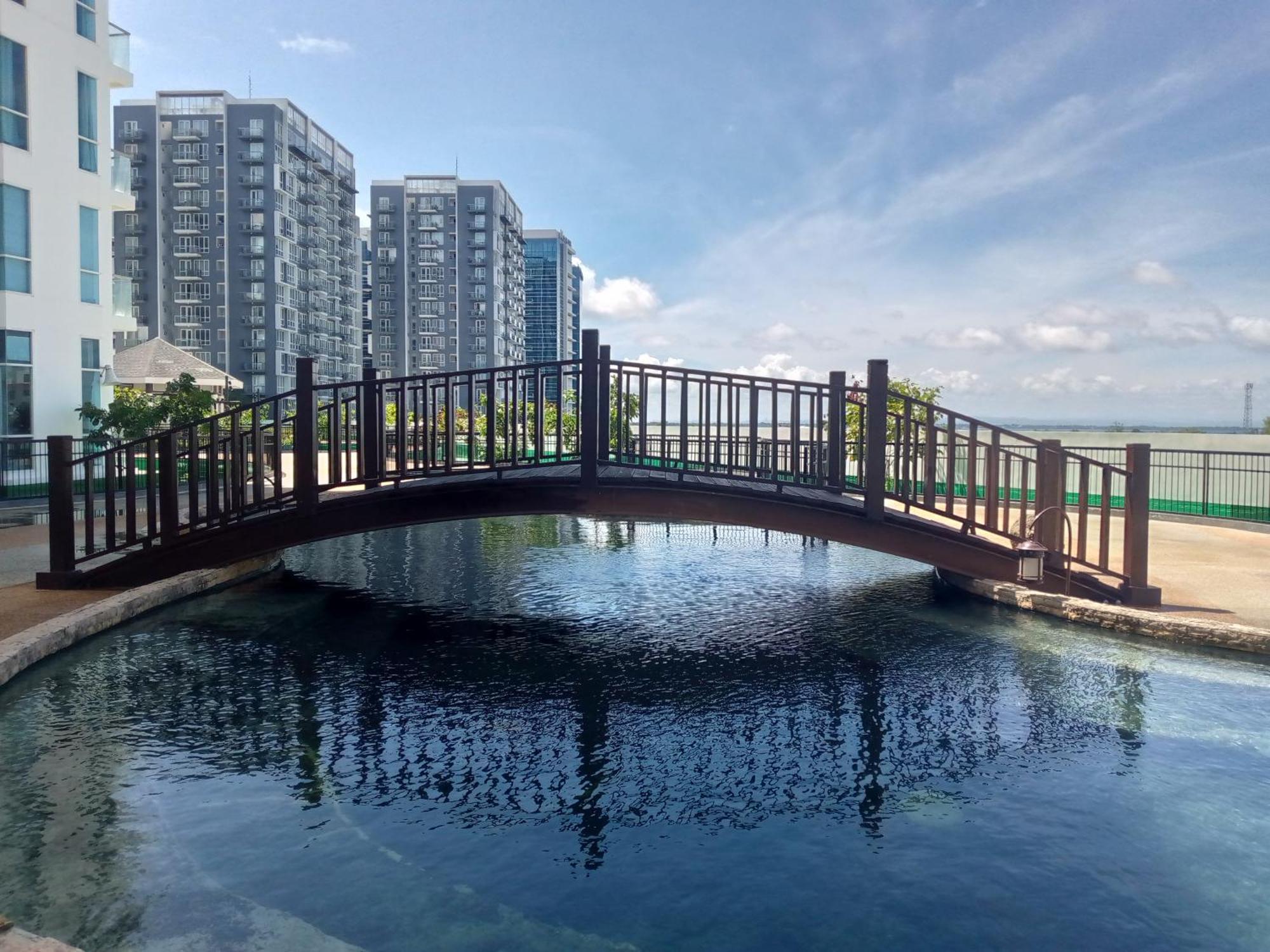 Mactan Newtown 8 Boulevard Deluxe Punta Engano  Экстерьер фото