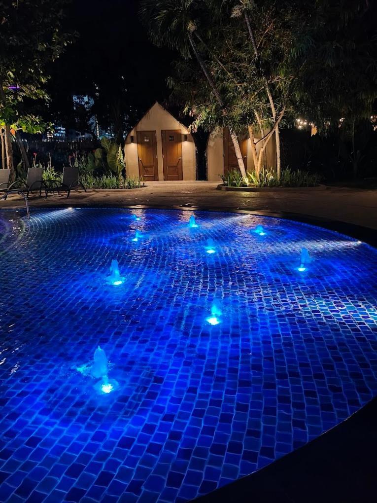Mactan Newtown 8 Boulevard Deluxe Punta Engano  Экстерьер фото