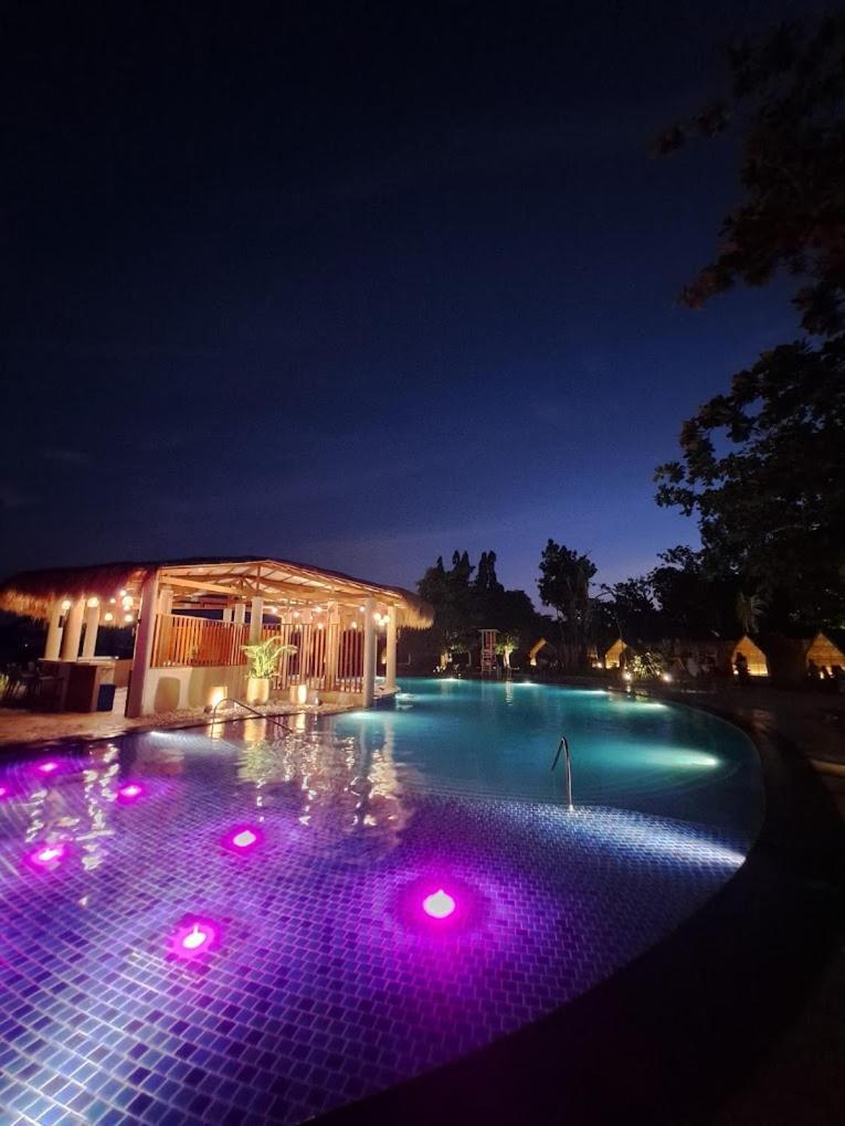 Mactan Newtown 8 Boulevard Deluxe Punta Engano  Экстерьер фото